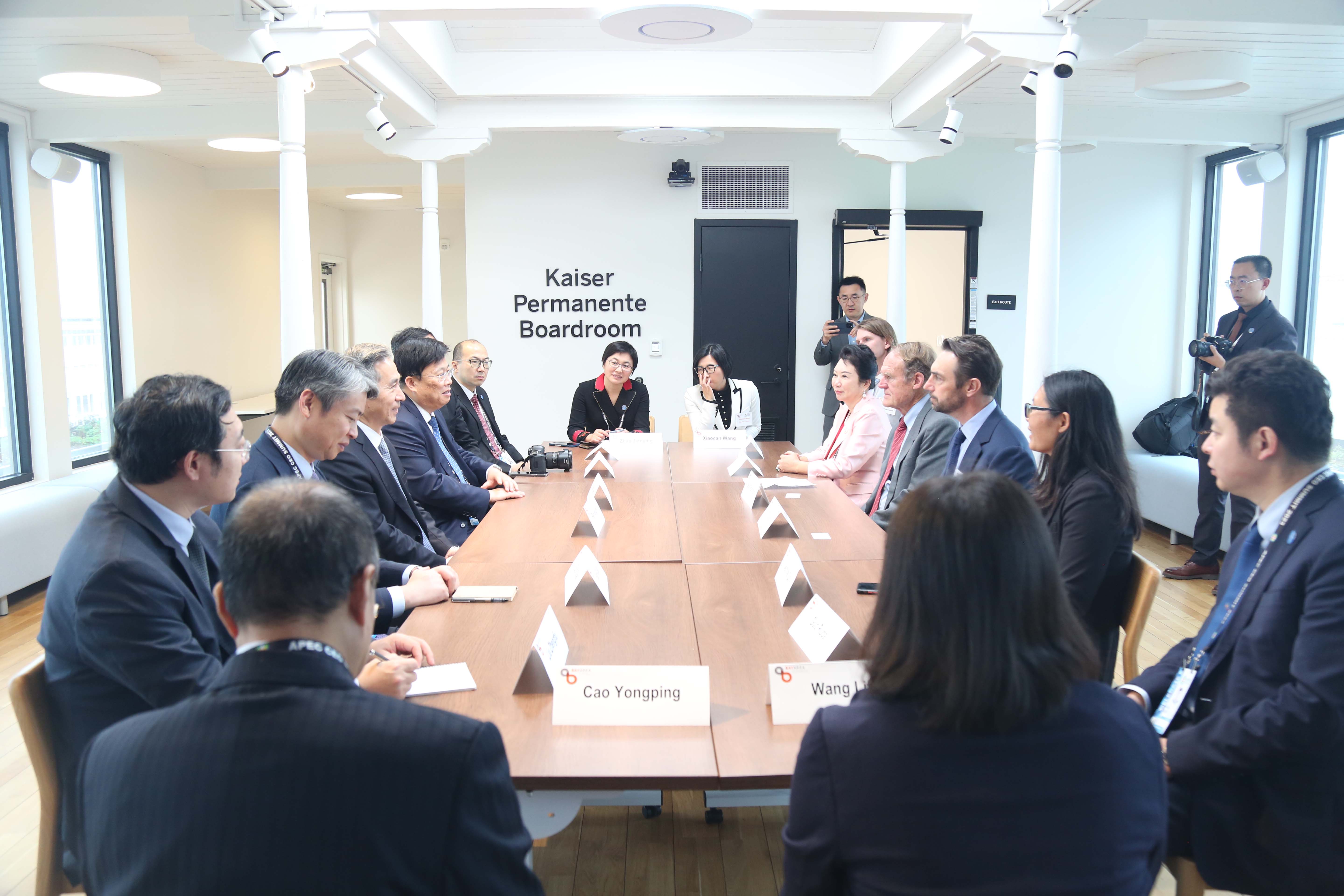 美寶集團董事局李俐與中國貿促會會長任鴻斌交流